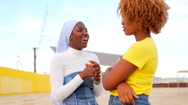 Africanas Amigas Pie Juntas Sonriendo Cámara Espacio Urbano Con Cielo — Vídeo de stock