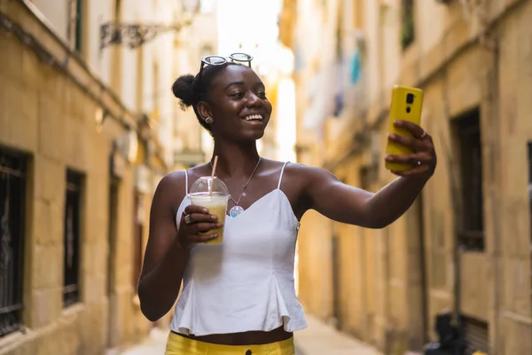 Gülümseyen Afro Amerikan Kadın Selfie Konuşuyor Şehir Caddesinde Lezzetli Bir — Stok fotoğraf