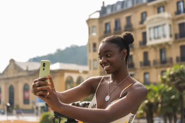 Sokakta Selfie Çeken Afrikalı Genç Bir Kadının Yan Görüntüsü — Stok fotoğraf