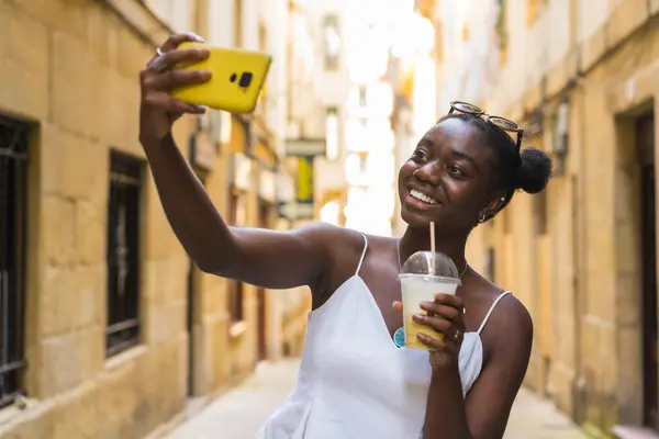 Mutlu Genç Afrikalı Amerikalı Kadın Selfie Konuşuyor Şehir Caddesinde Lezzetli — Stok fotoğraf