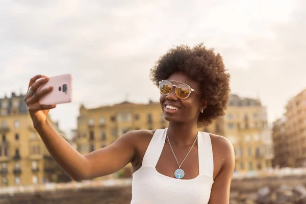 Afrikalı Genç Bir Kadın Gün Batımında Gezinti Alanında Selfie Çekiyor — Stok fotoğraf