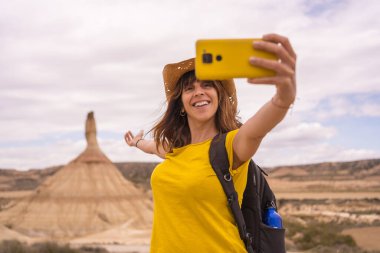 Çölde selfie çeken mutlu bir kadının yakın plan fotoğrafı.