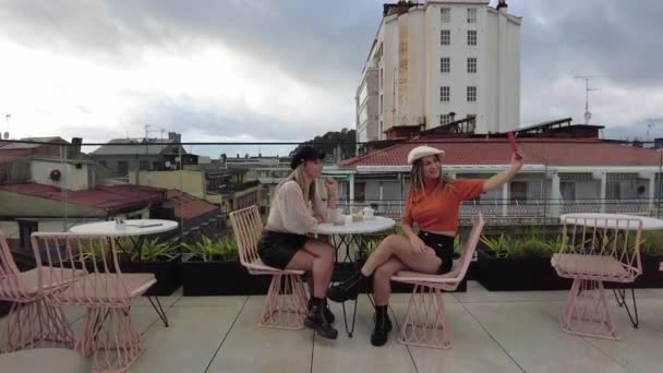 Amigos Tomando Una Selfie Con Móvil Una Cafetería Aire Libre — Vídeos de Stock
