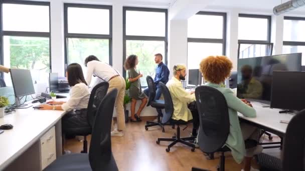Gruppo Colleghi Multietnici Che Utilizzano Computer Insieme Sorridono Guardando Schermo — Video Stock
