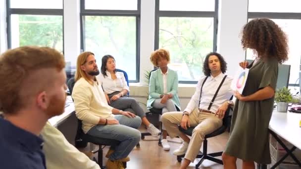 Frau Berät Einen Afrikanischen Kollegen Während Eines Meetings Einem Coworking — Stockvideo