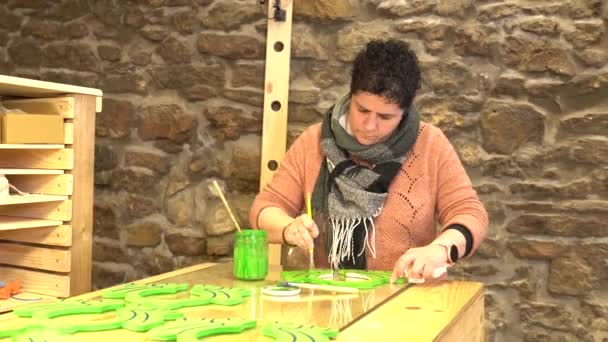 Kobieta Malowanie Kawałków Drewna Warsztacie — Wideo stockowe
