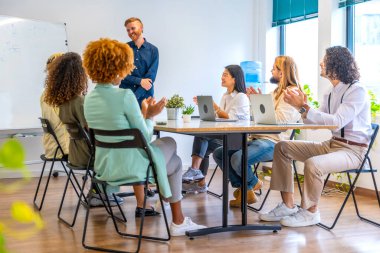 Genç ve çok ırklı insanlarla yapılan ortak çalışma toplantısında iyi bir ortam