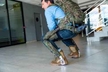 Askerlere ve askerlere işlerinde yardım etmek için mekanik askeri dış iskelet, çömelmiş sırt duruşu. Gelecekteki yüksek güvenlik için kamuflaj dış iskeleti