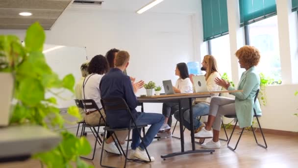 Buen Ambiente Durante Una Reunión Coworking Con Jóvenes Multiétnicos — Vídeo de stock