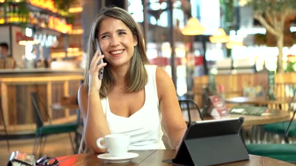 Empresária Distraída Conversando Com Telefone Refeitório Sentado Com Tablet Digital — Vídeo de Stock