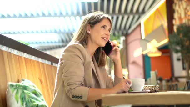 Mulher Madura Feliz Bebendo Café Conversando Com Telefone Sentado Uma — Vídeo de Stock