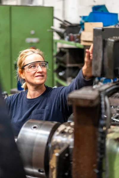 Metal Fabrikasında Endüstriyel Fabrikada Kontrol Sektöründe Çalışan Kadın Fabrika Işçisi — Stok fotoğraf