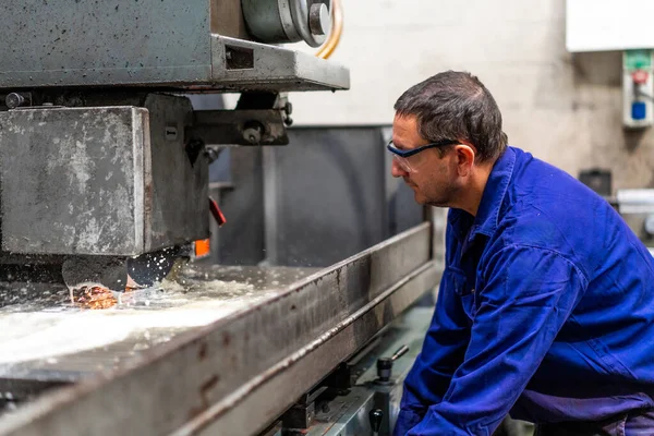 Sayısal Kontrol Sektöründeki Fabrika Işçisi Bir Makine Hazırlıyor Metal Endüstrisi — Stok fotoğraf