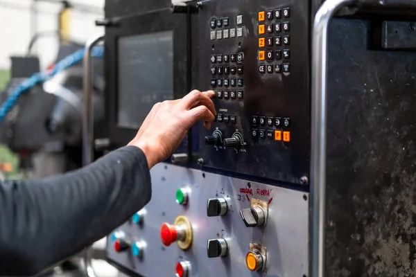 Tanınamayan Operatör Bir Metal Endüstriyel Fabrika Makinesinin Paneline Dokunuyor — Stok fotoğraf