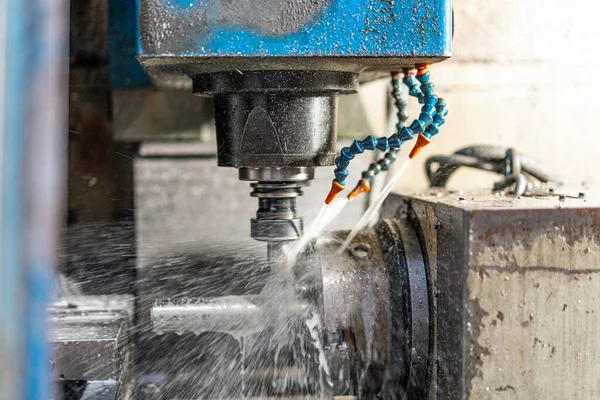 Sayısal Kontrol Sektöründeki Metal Fabrikasındaki Makineler Metali Sıvı Soğutucu Ile — Stok fotoğraf