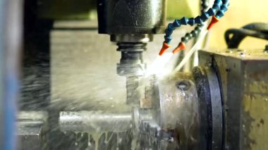 Sayısal kontrol sektöründeki metal fabrikasındaki makineler, metali sıvı soğutucu ile kesen yüksek teknolojili değirmen makineleri..