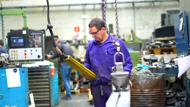 Sayısal Kontrol Sektöründeki Fabrika Işçisi Bir Müşteriye Yükseltilmiş Metal Parçasını — Stok video