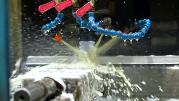 数値制御部門の金属工場からの機械 液体クーラントで金属を切断するハイテクフライス盤 — ストック動画