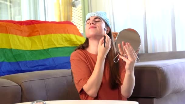 Evinde Gökkuşağı Lgbt Bayrağının Yanında Barışan Bir Gay — Stok video