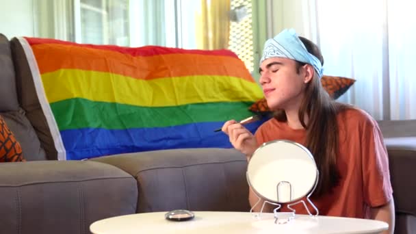 Osoba Transsexuálu Která Sedí Doma Vedle Duhové Vlajky — Stock video