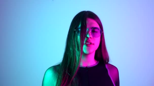 Persona Transexual Sensual Con Pelo Largo Gafas Sol Bailando Estudio — Vídeos de Stock