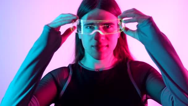 Futuristický Studiový Portrét Neonovými Světly Transgenderové Osoby Brýlemi Pro Rozšířenou — Stock video