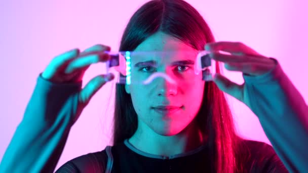 Futurystyczny Portret Studyjny Światłami Neonowymi Osoby Androgynamicznej Eksperymentującej Metawersie Użyciem — Wideo stockowe