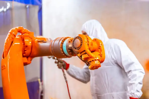 Koruyucu Teçhizatlı Endüstriyel Boyacı Endüstriyel Robot Endüstrisinde Robotik Bir Kolu — Stok fotoğraf