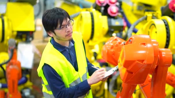 Kierownik Robotów Przemysłowych Zautomatyzowanej Linii Produkcyjnej — Wideo stockowe