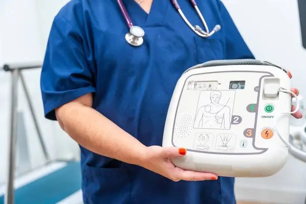 Lähikuva Kuva Kardiologi Tilalla Defibrillaattori Selittää Miten Sitä Käytetään — kuvapankkivalokuva