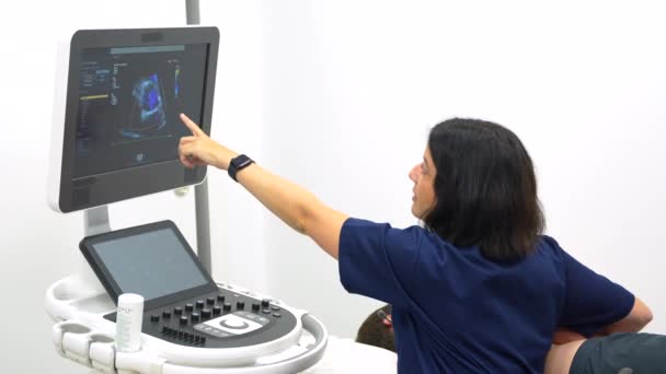 Médico Cardiólogo Que Realiza Ecocardiograma Una Paciente Hospital — Vídeo de stock