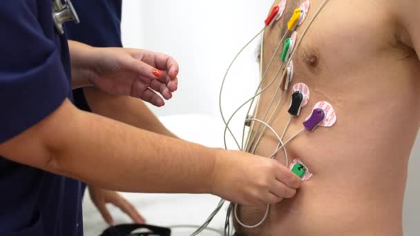 Foto Cerca Recortada Dos Cardiólogos Colocando Electrodos Paciente Para Realizar — Vídeo de stock