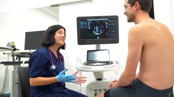Cardiólogo Explicando Los Resultados Ecocardiograma Paciente Hospital — Vídeo de stock