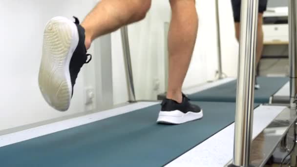 Nogi Pacjenta Wykonującego Test Wysiłkowy Układu Sercowo Naczyniowego Bieżni — Wideo stockowe
