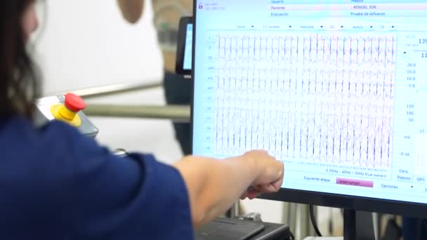 Kardiyolog Hastanede Kardiyovasküler Stres Testi Yaparken Bilgisayardaki Verilere Işaret Ediyor — Stok video