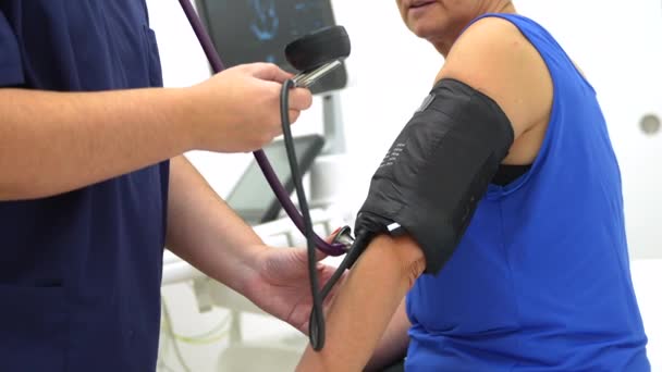 Doktor Měří Krevní Tlak Ženy Sedící Nosítkách Klinice — Stock video