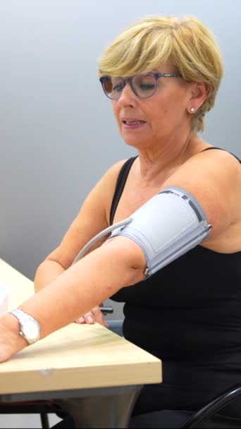 Enfermeira Mulher Madura Durante Teste Pressão Arterial Consultório Cardiologia — Vídeo de Stock