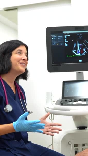 Cardiologista Explicando Resultados Ecocardiograma Para Paciente Hospital — Vídeo de Stock