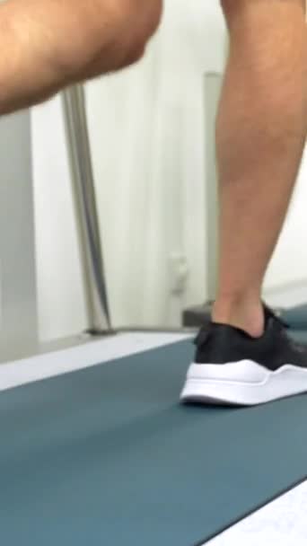 Ноги Пациента Выполняющего Сердечно Сосудистый Стресс Тест Ходьба Беговой Дорожке — стоковое видео