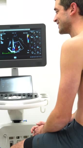 Kardiyolog Hastanedeki Bir Hastaya Ekokardiyogramın Sonuçlarını Açıklıyor — Stok video