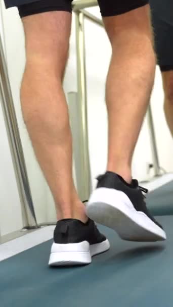 Nohy Pacienta Provádějícího Kardiovaskulární Zátěžový Test Chůze Běžícím Pásu — Stock video