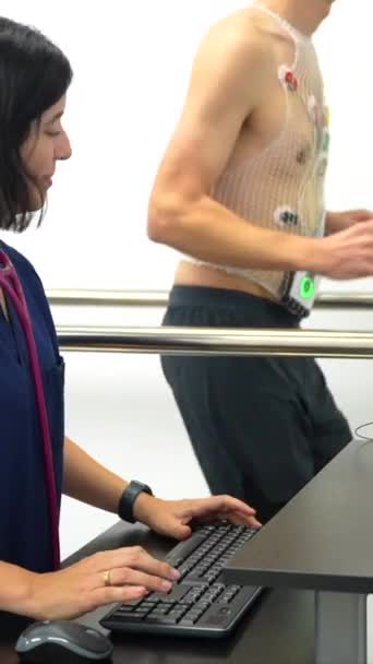 Pacient Kráčí Podél Běžícího Pásu Provádění Kardiovaskulárního Zátěžového Testu Zatímco — Stock video
