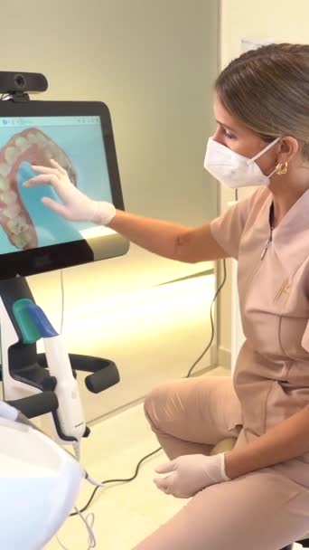 Dentista Que Usa Tecnología Moderna Para Explicar Procedimiento Paciente — Vídeo de stock