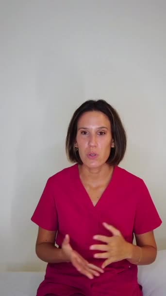 Vídeo Vertical Con Foco Una Doctora Grabando Tutorial Nutrición Desde — Vídeo de stock