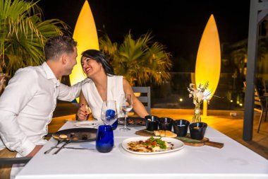 Akşamları bir restoranda aşık bir çift lüks bir yemek yiyor.