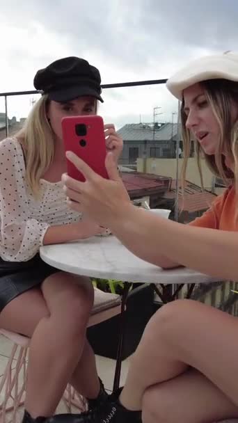 Přátelé Selfie Mobil Venkovní Jídelně Výhledem Město — Stock video