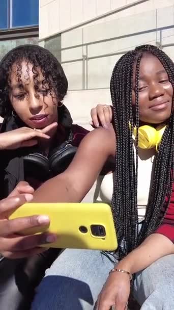 Nízký Úhel Pohledu Tří Multietnických Přátel Usmívajících Při Sdílení Mobilní — Stock video