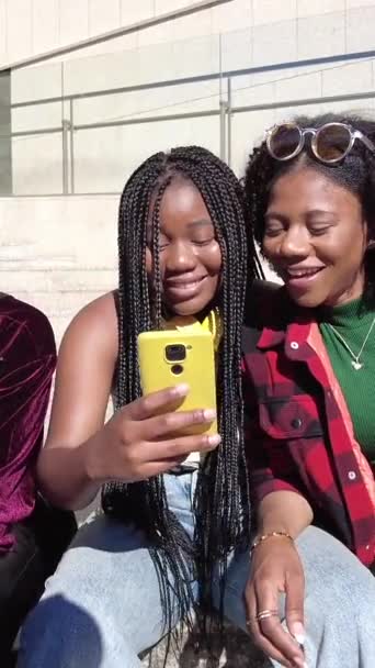 Prieteni Multietnici Curioși Care Folosesc Mobilul Stradă Oraș — Videoclip de stoc