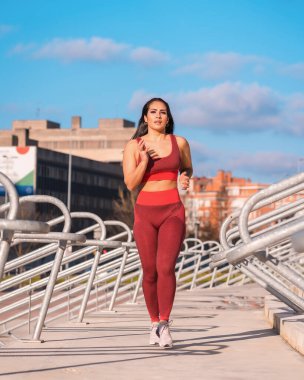 Şehir parkı boyunca koşan güçlü bir kadının ön görüntüsü