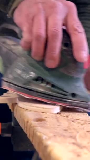 Concentrated Carpenter Polishing Piece Wood Using Electric Tool Workshop — Stock Video